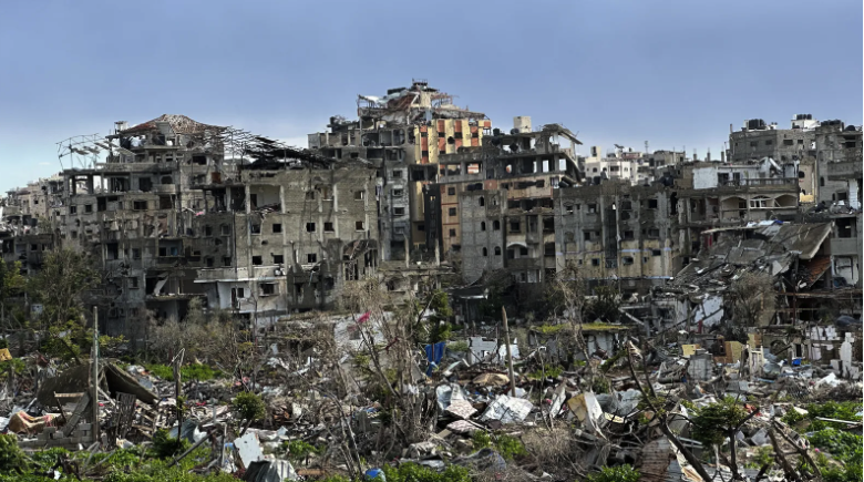Survei: Setengah Warga AS Sepakat Tindakan Penjajah Israel Sudah Keterlaluan 1 Bangunan dan jalan yang hancur di Khan Yunis, Gaza pada 2 Februari. Foto: Abdulqader Sabbah/Anadolu via Getty Images