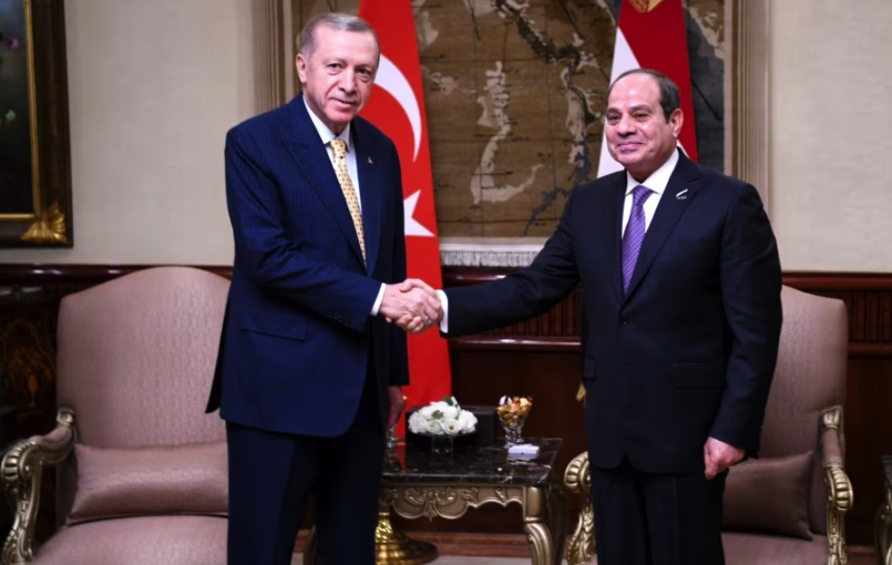 Kunjungi Mesir setelah 11 tahun, Erdogan desak Israel berhenti serang Rafah 1 Presiden Mesir Abdel Fattah al-Sisi (kanan) menerima Presiden Turki Recep Tayyip Erdogan, di aula kepresidenan di Kairo, Rabu 14 Februari 2024. (Foto: AFP)