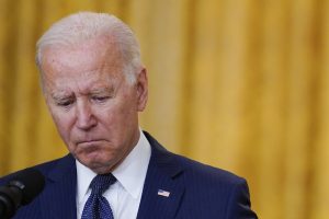 Biden akhirnya akui 27 ribu warga Palestina tewas oleh Israel 1 Presiden Joe Biden berhenti sejenak saat berbicara tentang pemboman di bandara Kabul. | Foto Evan Vucci/AP