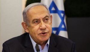 Netanyahu minta tentara cadangan ikut operasi darat di Rafah 1 Perdana Menteri Israel Benjamin Netanyahu memimpin rapat kabinet mingguan di Kementerian Pertahanan di Tel Aviv pada 7 Januari 2024. (Foto oleh RONEN ZVULUN / POOL / AFP)
