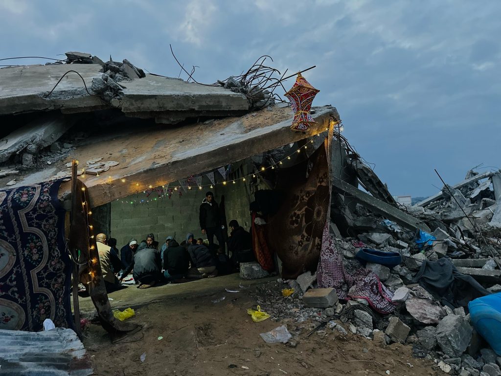 FOTO: Suasana berbuka puasa keluarga Gaza di tengah reruntuhan rumah 12 image00003
