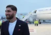 Iran Datang Dengan Pesan; Mari Membuka Mata pada Tragedi di Balik Pesta Dunia Pemain Timnas Iran tiba di bandara mengenakan jas gelap dengan sematan pin 168 di kerah jasnya untuk Piala Dunia 2026.