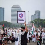 Aksi massa di Indonesia menyuarakan boikot terhadap produk produk terafiliasi Israel. Donny HeriShutterstock